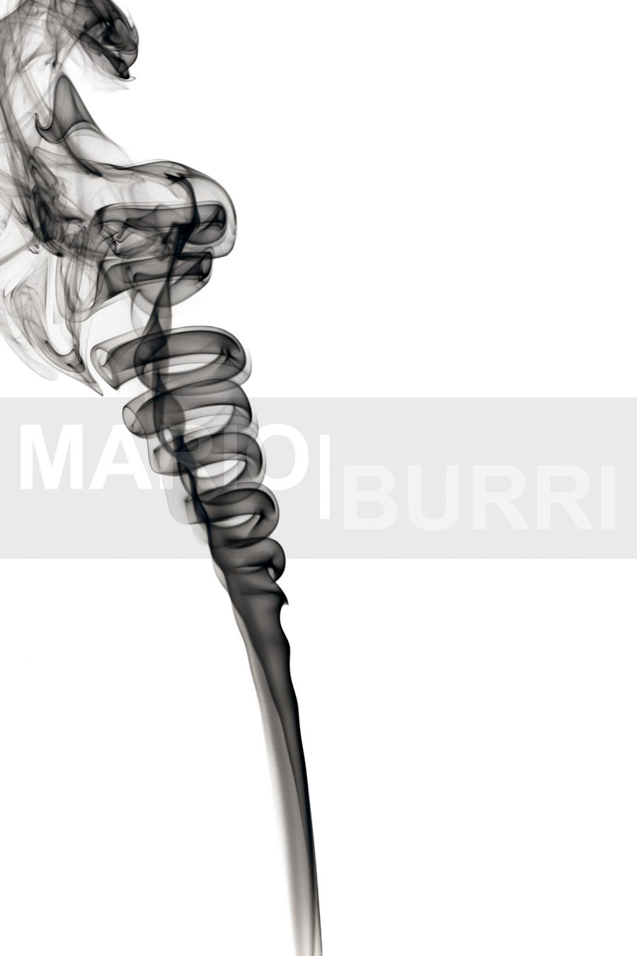 Abstrakter schwarzer Rauch auf weissem Hintergrund. Künstler: MARIO BURRI.