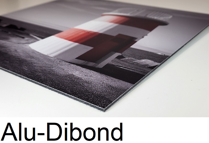 Nahaufnahme einer Alu-Dibond-Platte mit matter Oberfläche und der typischen Sandwich-Kante.