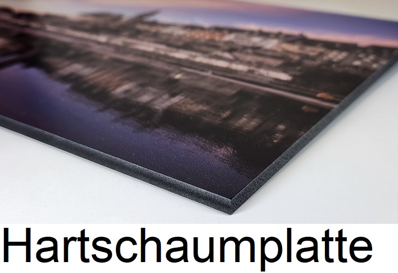 Nahaufnahme einer Hartschaumplatte mit leicht glänzender Oberfläche und einer sichtbaren Seitenkante.