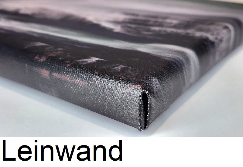 Nahaufnahme einer gespannten Leinwand mit sichtbarer Gewebestruktur und einer sauber umgeschlagenen Ecke.