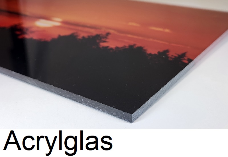 Nahaufnahme einer glänzenden Acrylglasplatte als Bildträger, die die scharfen Kanten und die reflektierende Oberfläche zeigt.